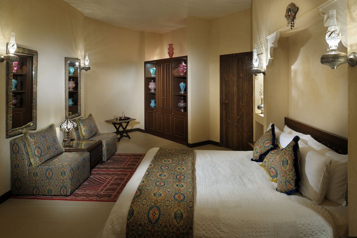 Minibar, in-room safe, bed sheets