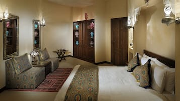 Minibar, coffres-forts dans les chambres, draps fournis