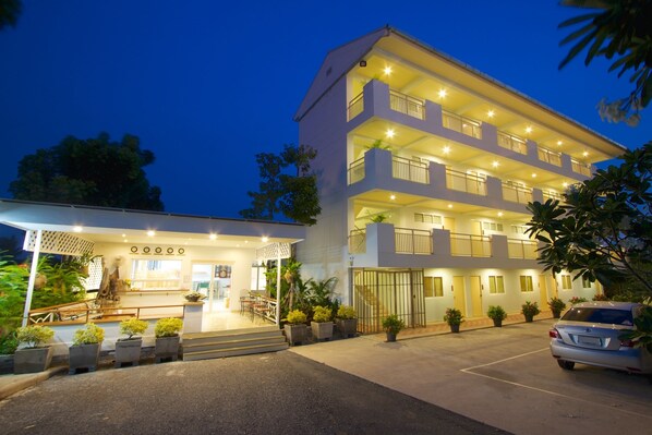 Fassade der Unterkunft – Abend/Nacht