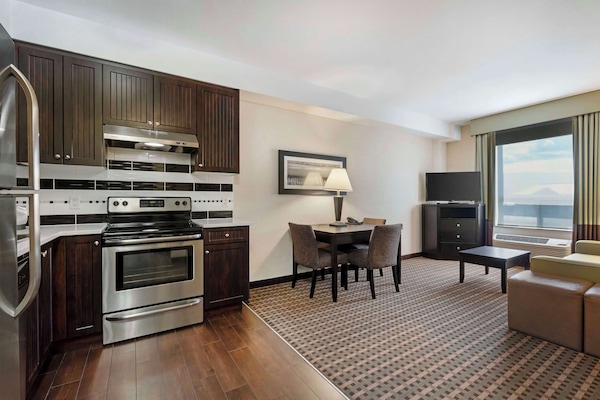 Mikrowelle, Wasserkocher mit Kaffee-/Teezubehör