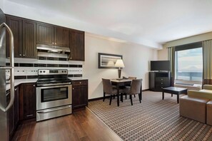 Microwave, coffee/tea maker - Best Western Pacific Inn (Vernon)