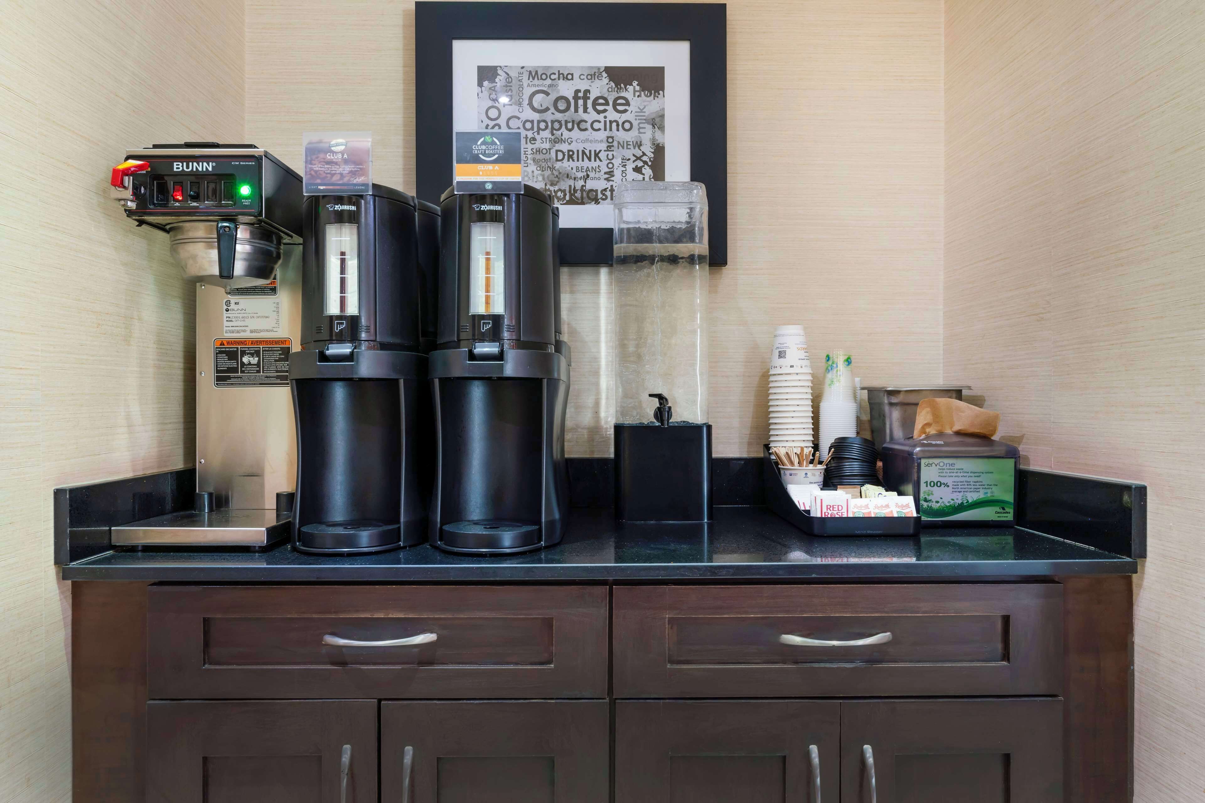 daily cooked-to-order breakfast (cad 17.00 per person)