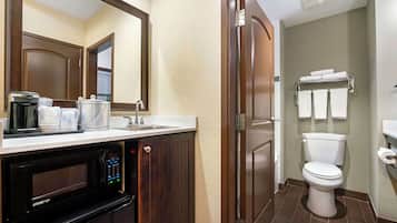 Combined shower/tub, free toiletries, hair dryer, towels