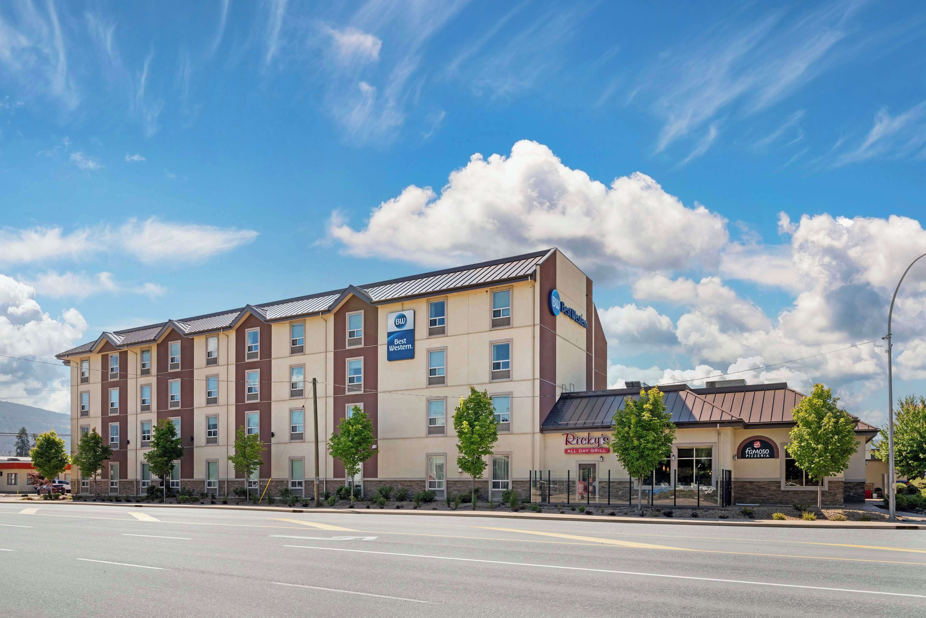 breakfast, lunch and dinner served