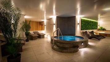 Un sauna, una bañera de hidromasaje, baño turco, tratamientos corporales