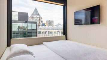 Room, 1 King Bed, Non Smoking | Premium bedding, pillowtop beds, in-room safe, desk