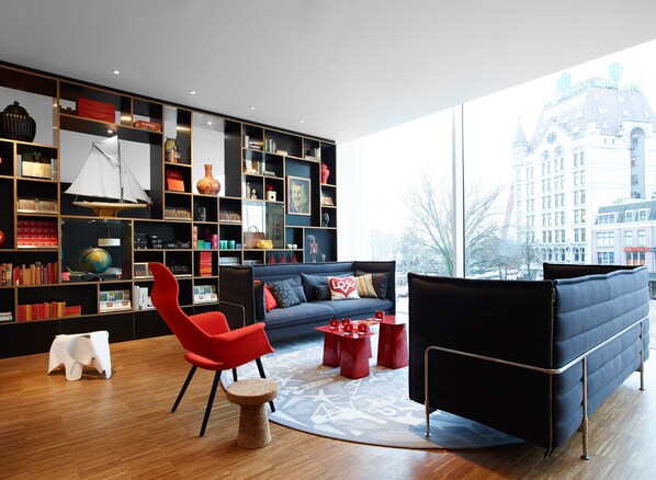 Lobby sitting area - citizenM Rotterdam (Rotterdam)