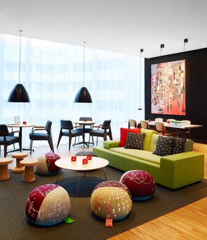 Lobby sitting area - citizenM Rotterdam (Rotterdam)