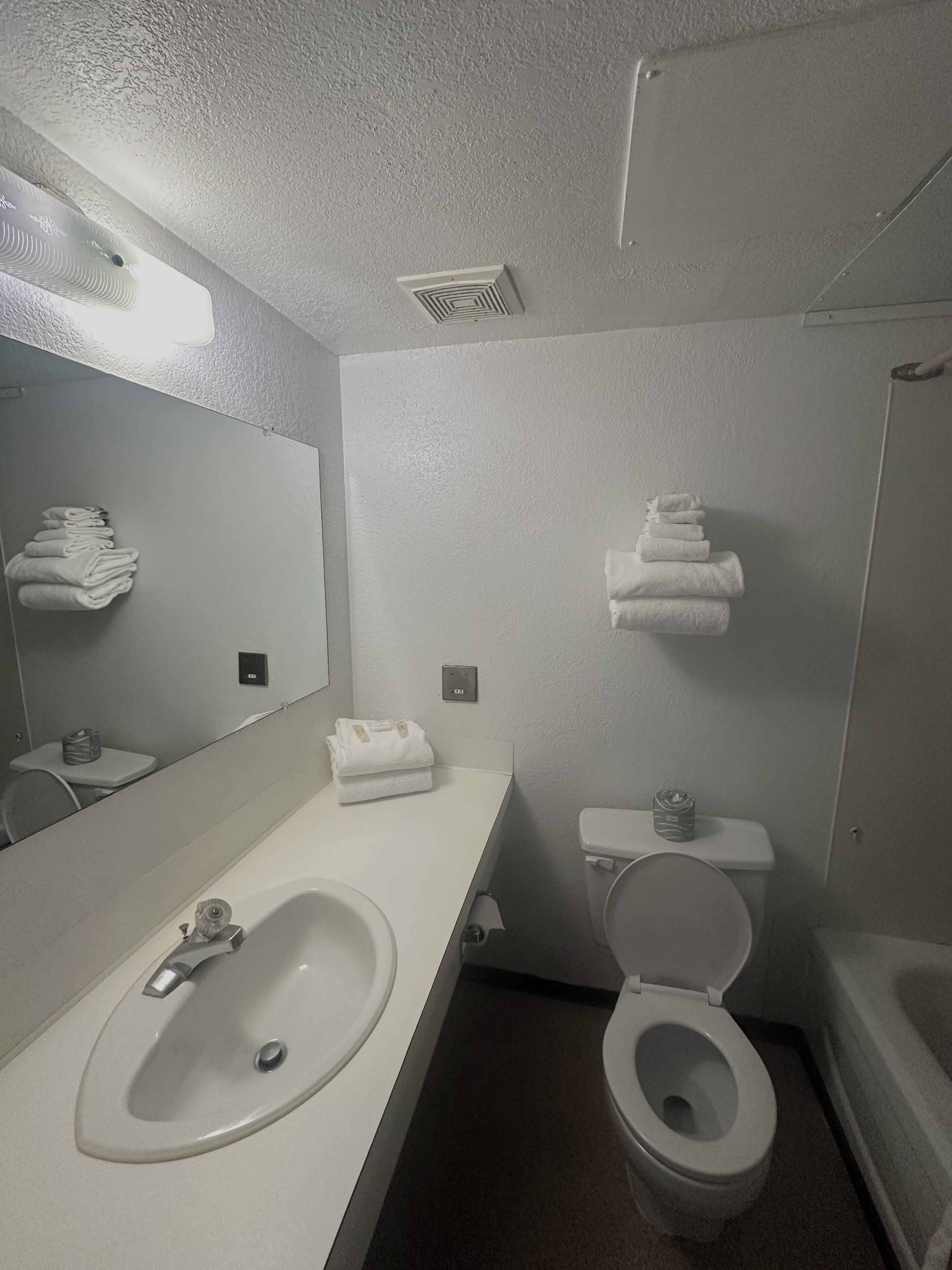 Ein modernes Badezimmer mit Waschbecken, Toilette und Badewanne.