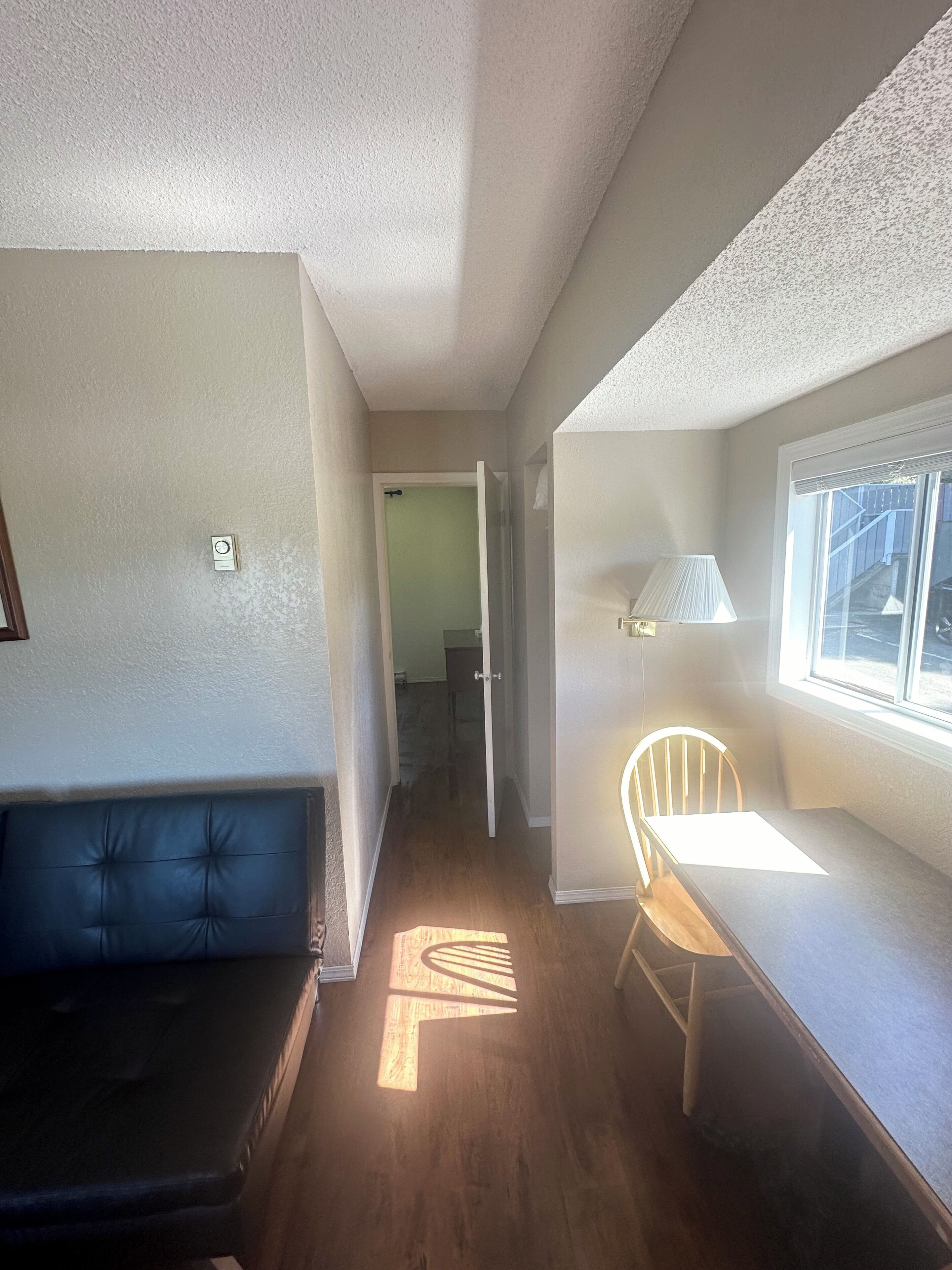 スタンダード スイート ダブルベッド 1 台 | デスク、可動式ベッド (無料)、WiFi (無料)、ベッドシーツ