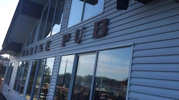 Serves lunch and dinner