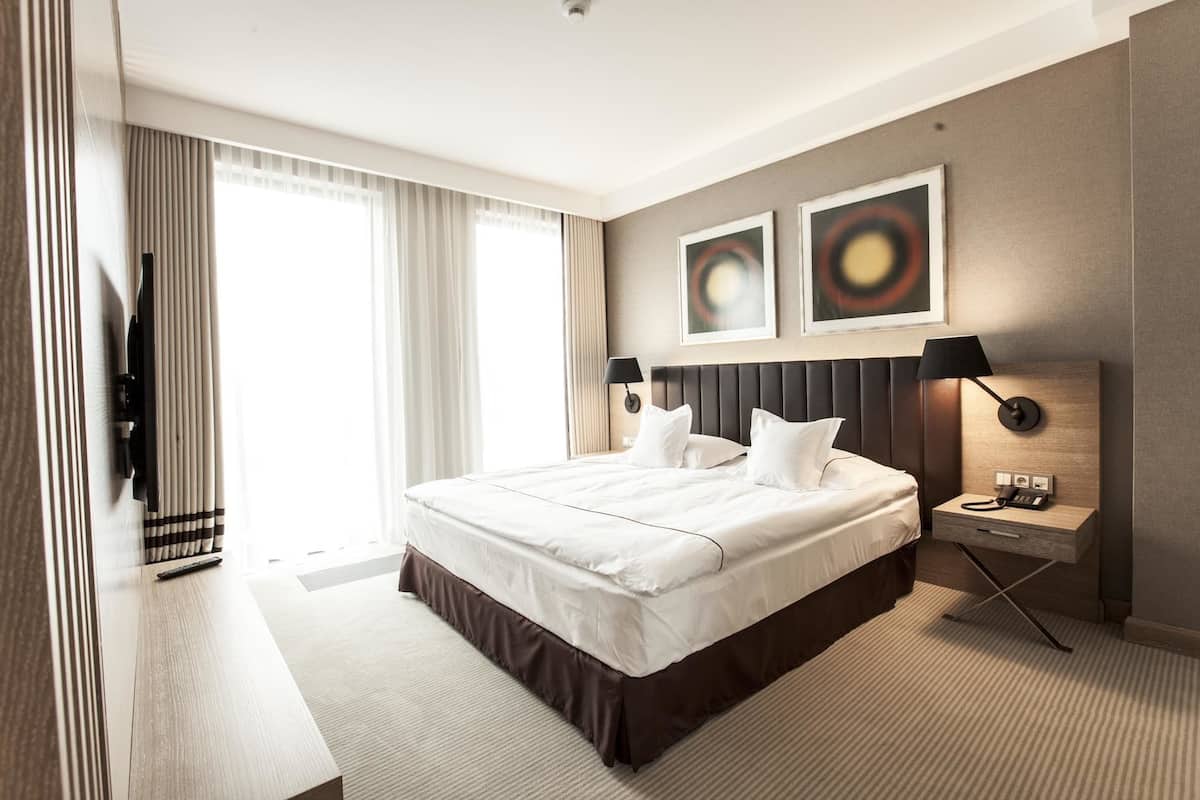 Luxe beddengoed, een minibar, een kluis op de kamer, een bureau