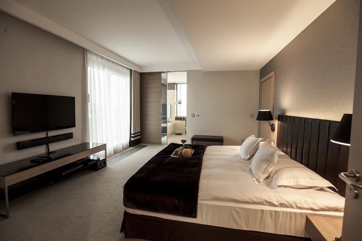 Luxe beddengoed, een minibar, een kluis op de kamer, een bureau