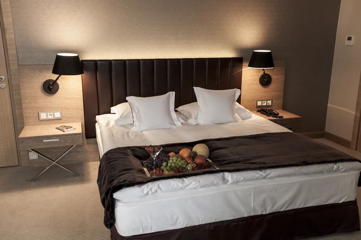 Luxe beddengoed, een minibar, een kluis op de kamer, een bureau