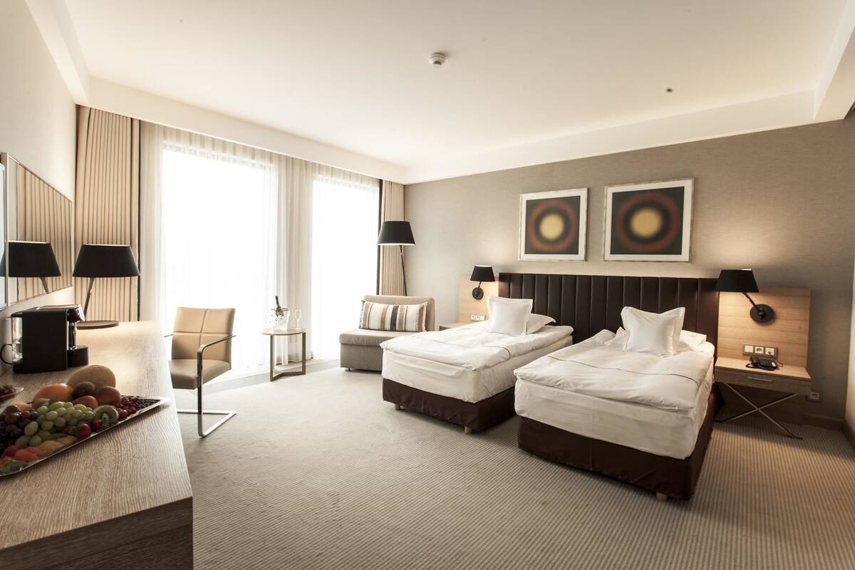 Luxe beddengoed, een minibar, een kluis op de kamer, een bureau