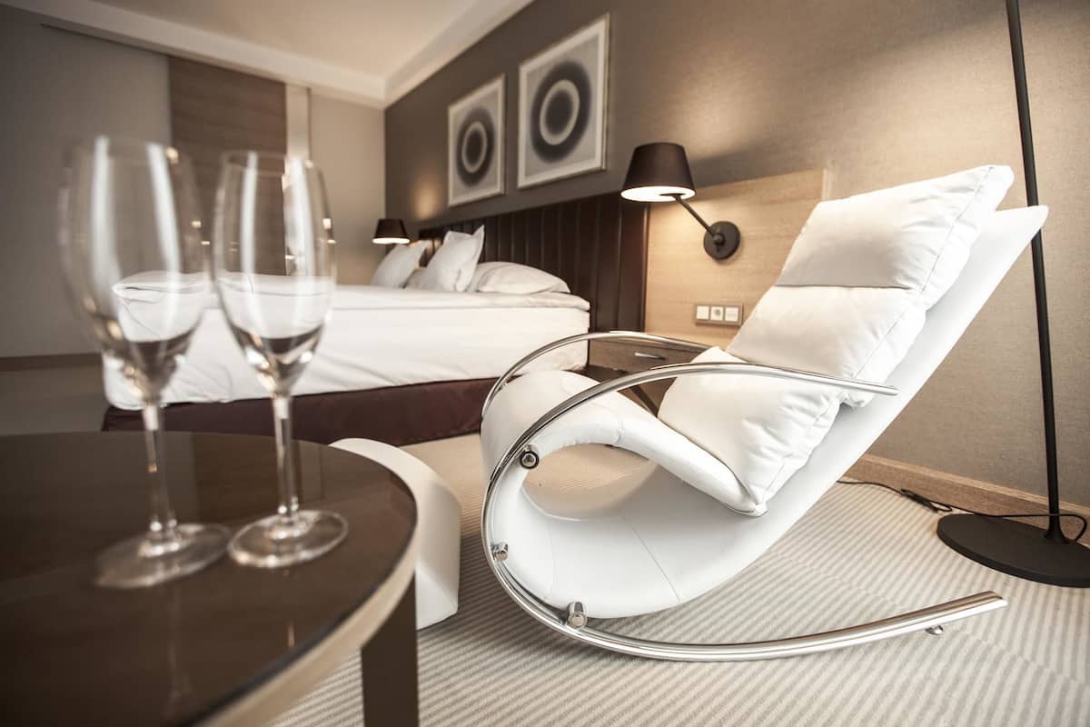 Luxe beddengoed, een minibar, een kluis op de kamer, een bureau
