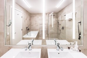 Master Suite | Bad | Toalettartikler (inkludert), hårføner, badekåper og tøfler