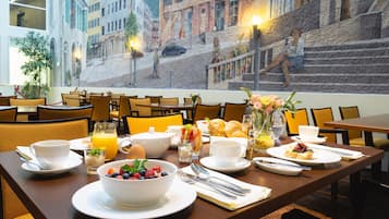 Frukostbuffé varje dag (EUR 16 per person)