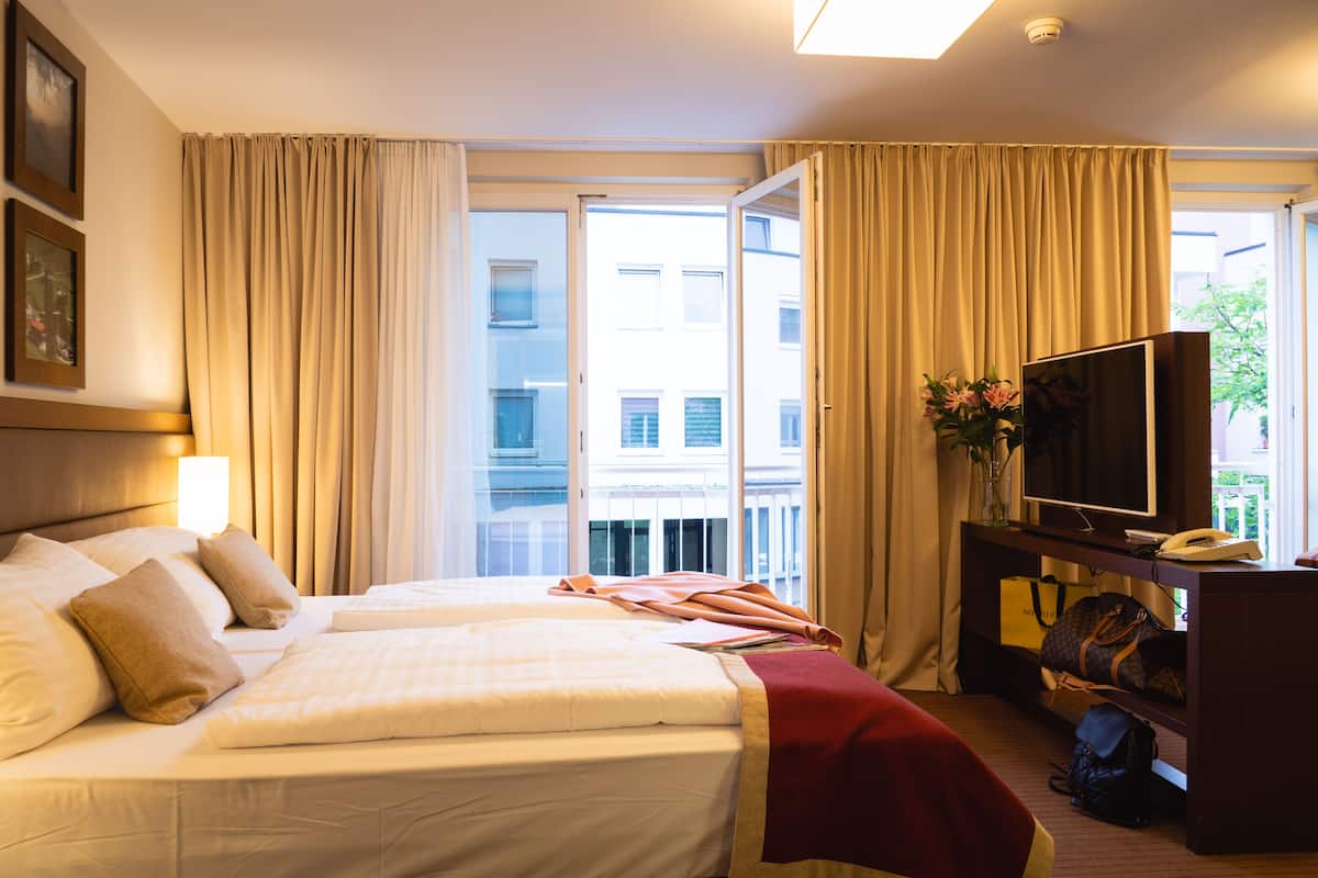 suite petit | hypo-allergenic bedding, pillow-top beds, in-room safe, desk