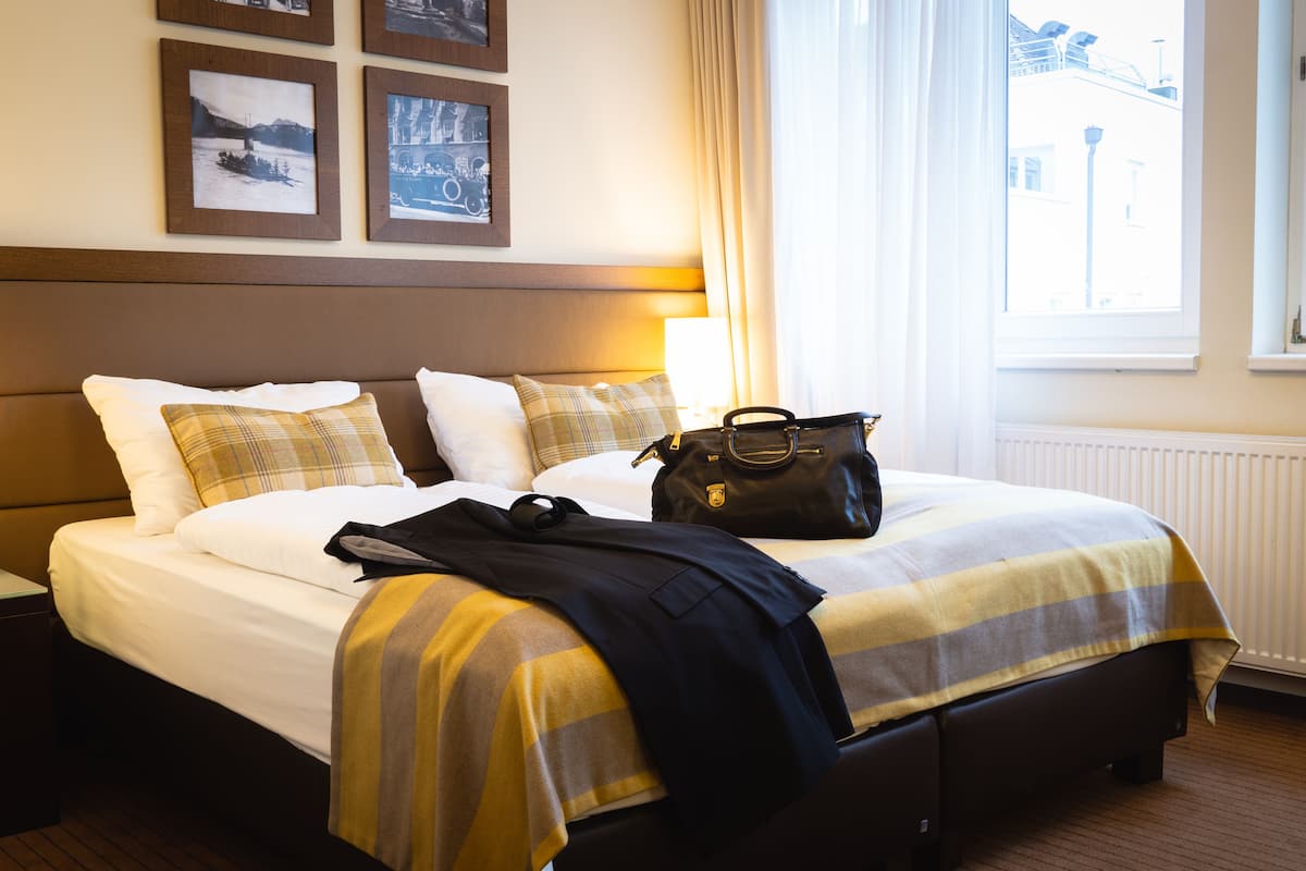 Superior Luxury | 低刺激性寝具、ピロートップベッド、セーフティボックス (室内)、デスク