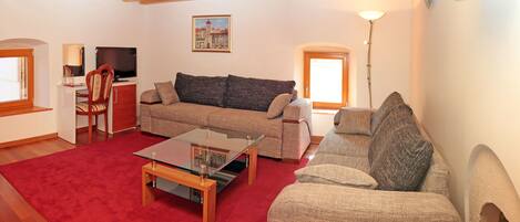 Suíte família | Área de estar | TV LCD 32 polegadas com canais via satélite, TV