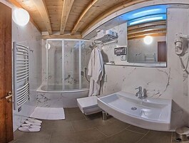 Bañera profunda, cabezal de ducha tipo lluvia