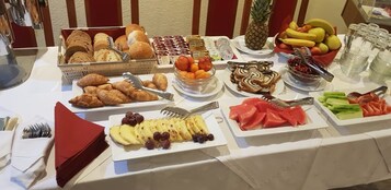 Free daily buffet breakfast