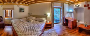 Chambre Supérieure, 1 lit double | Couette en duvet d'oie, minibar, coffres-forts dans les chambres