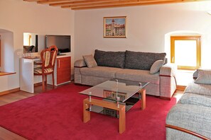 Familjesvit | Vardagsrum | 32-tums LCD-tv med satellitkanaler och tv