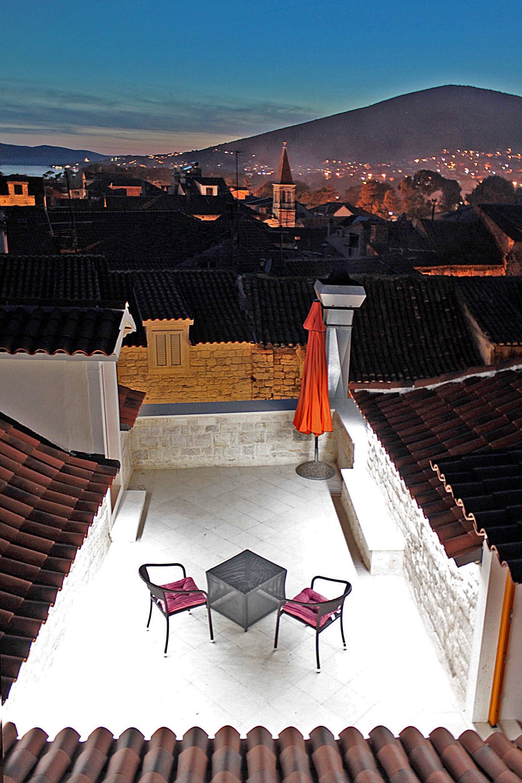 lunch, dinner served; seafood, al fresco dining