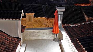 Lunch, dinner served; seafood, alfresco dining