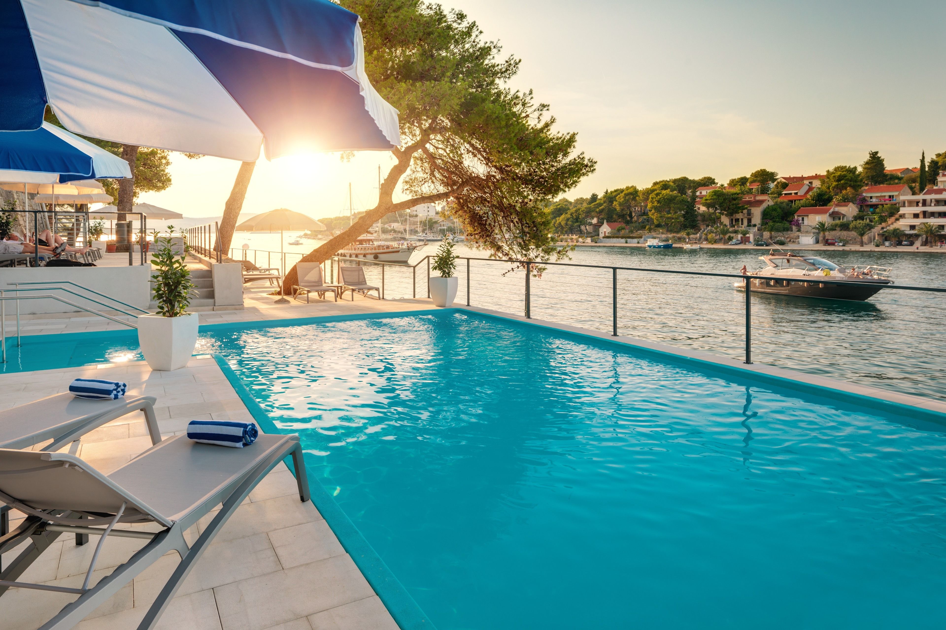 Utomhuspool, parasoller och solstolar