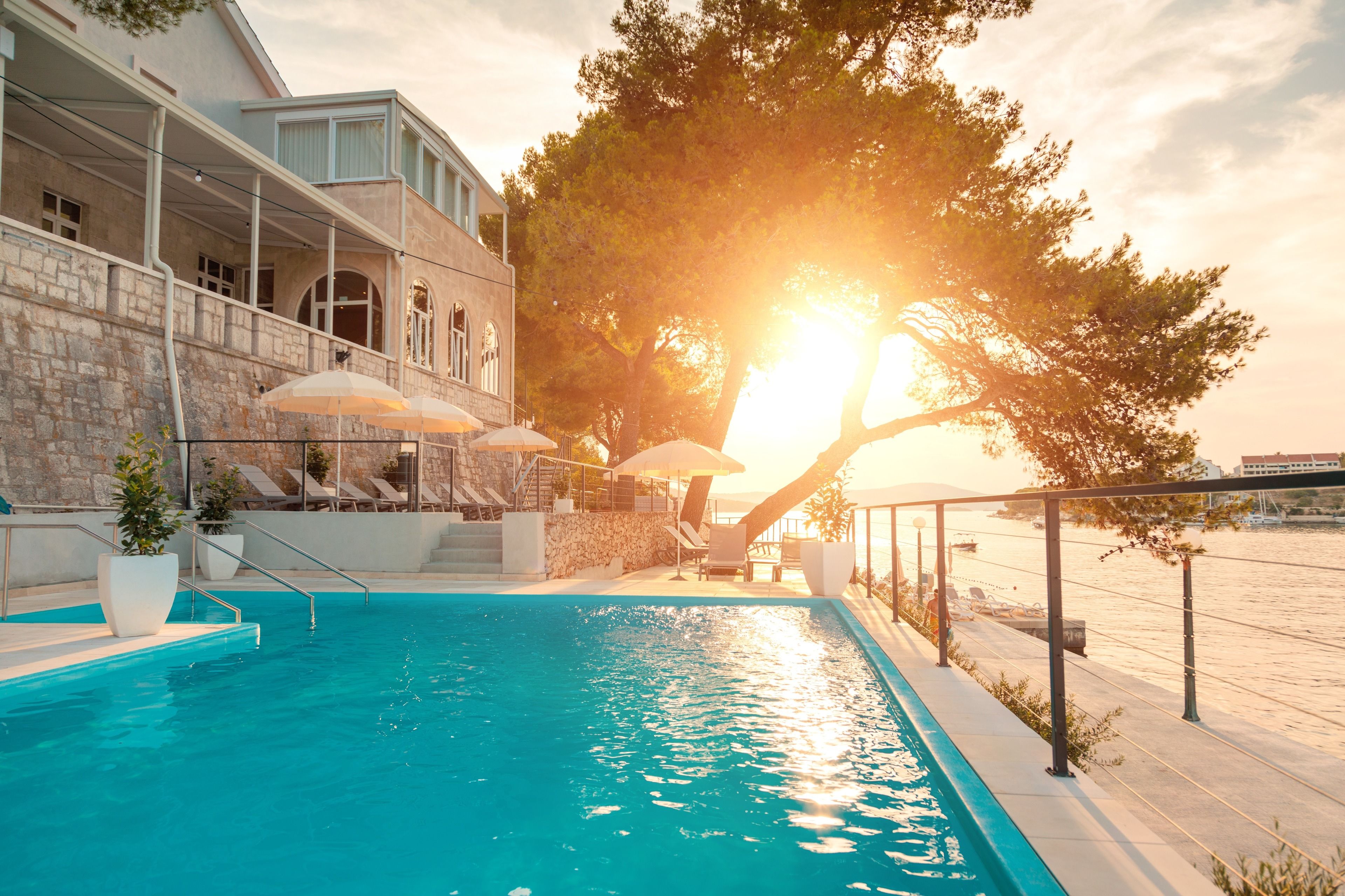 Alberca al aire libre, sombrillas en la alberca y camastros 