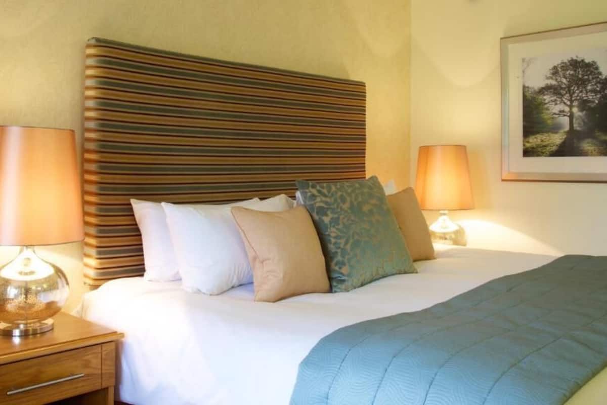 Desk, iron/ironing board, free WiFi, bed sheets