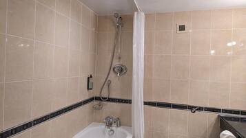 Combined shower/bathtub, free toiletries, hair dryer, towels