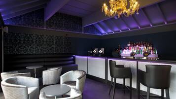 Serves breakfast, lunch, and dinner