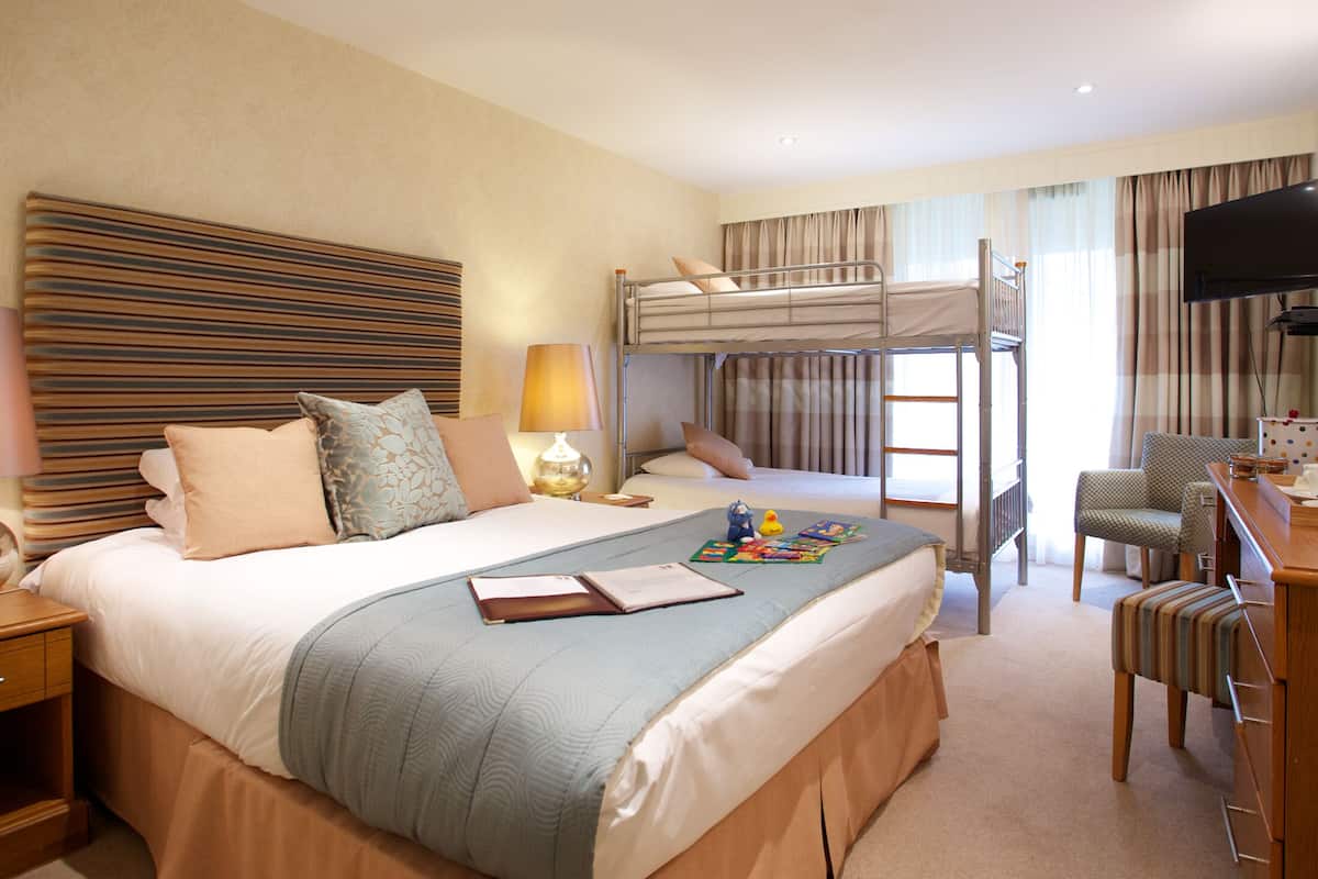 Executive Family room | Desk, iron/ironing board, free WiFi, bed sheets