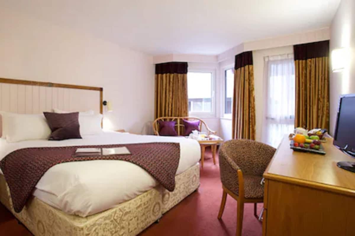 Desk, iron/ironing board, free WiFi, bed sheets