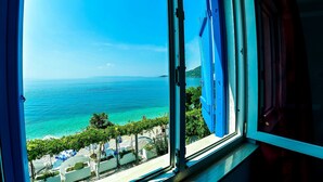 A room with a view of a beach and the sea. - Beach Hotel Plaza (Podgora)