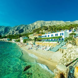 Sulla spiaggia, lettini da mare, ombrelloni
