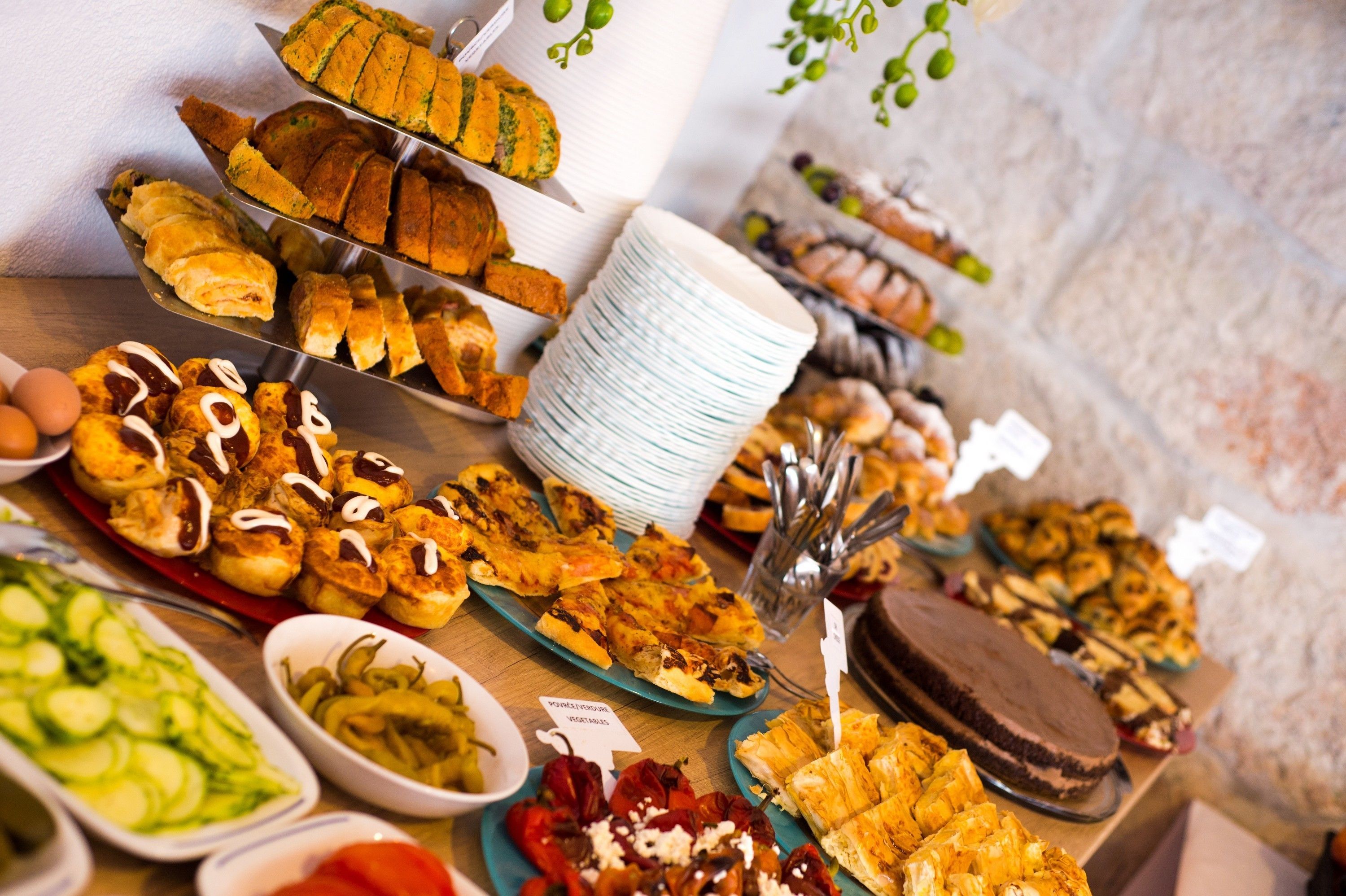 Un buffet proposant une variété de plats, notamment des pâtisseries, des salades et un dessert au chocolat.