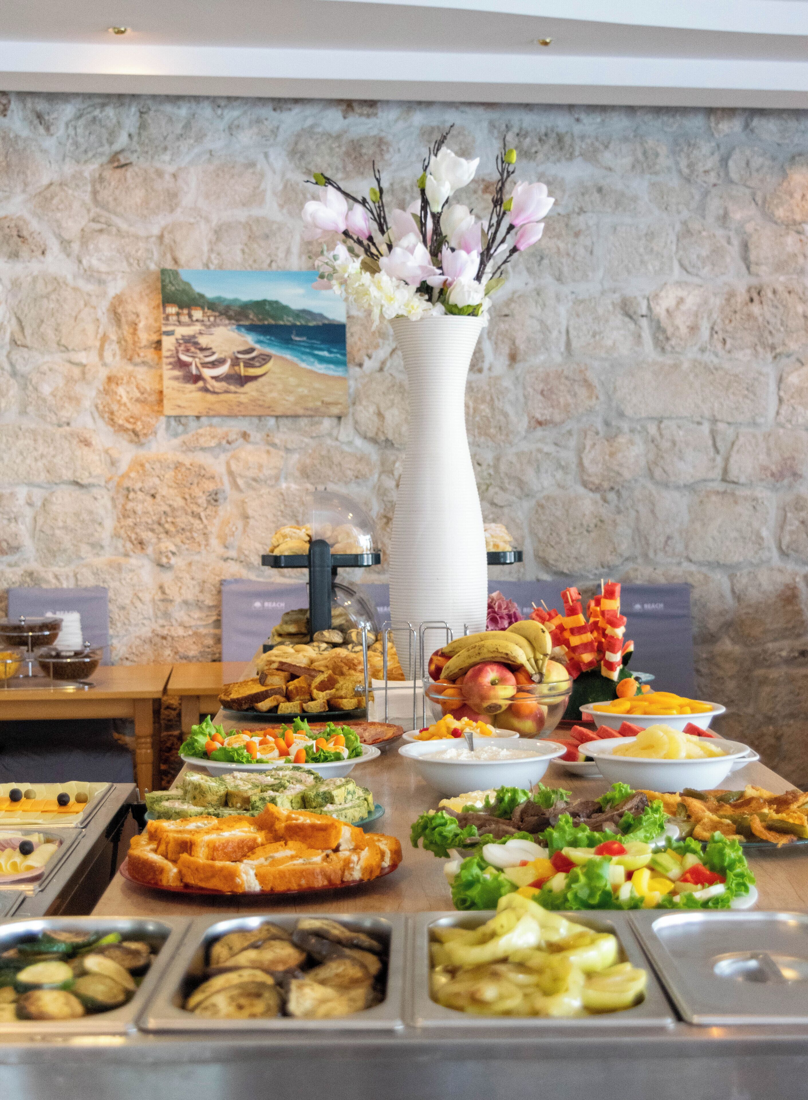 Se sirven desayunos, comidas y cocina mediterránea con vista a la playa