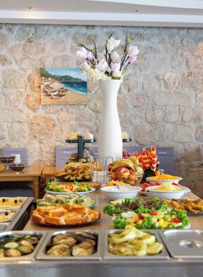 Petit déjeuner, déjeuner et dîner servis sur place, vue sur la plage