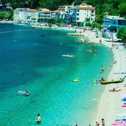 Sulla spiaggia, lettini da mare, ombrelloni