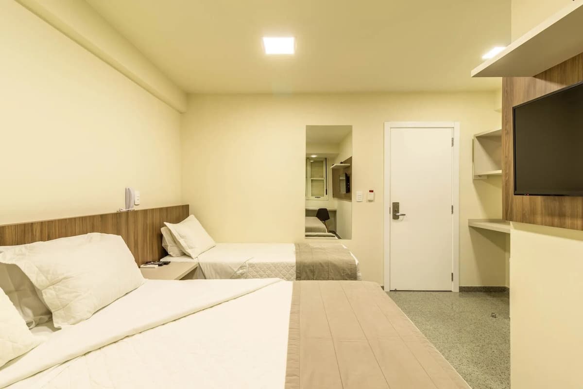 Deluxe-Dreibettzimmer | Minibar, Schreibtisch, Verdunkelungsvorhänge, kostenloses WLAN
