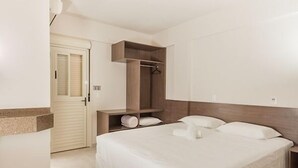 A hotel room with a bed, a wardrobe, and a bathroom. - Hotel Dois H (Joinville)