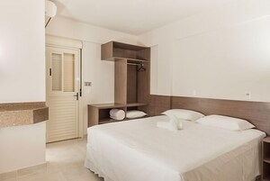 Quarto casal luxo | Frigobar, escrivaninha, cortinas blackout, Wi-Fi de cortesia