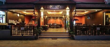 Vista frontal de la propiedad por la tarde o noche