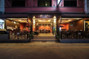 Fassade der Unterkunft – Abend/Nacht