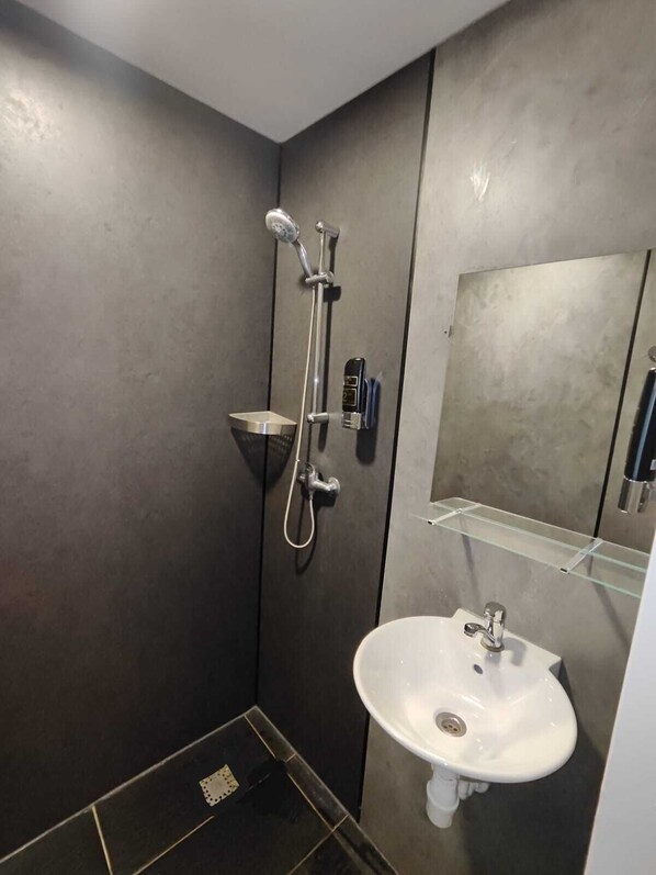 Basic Twin Room | Bathroom